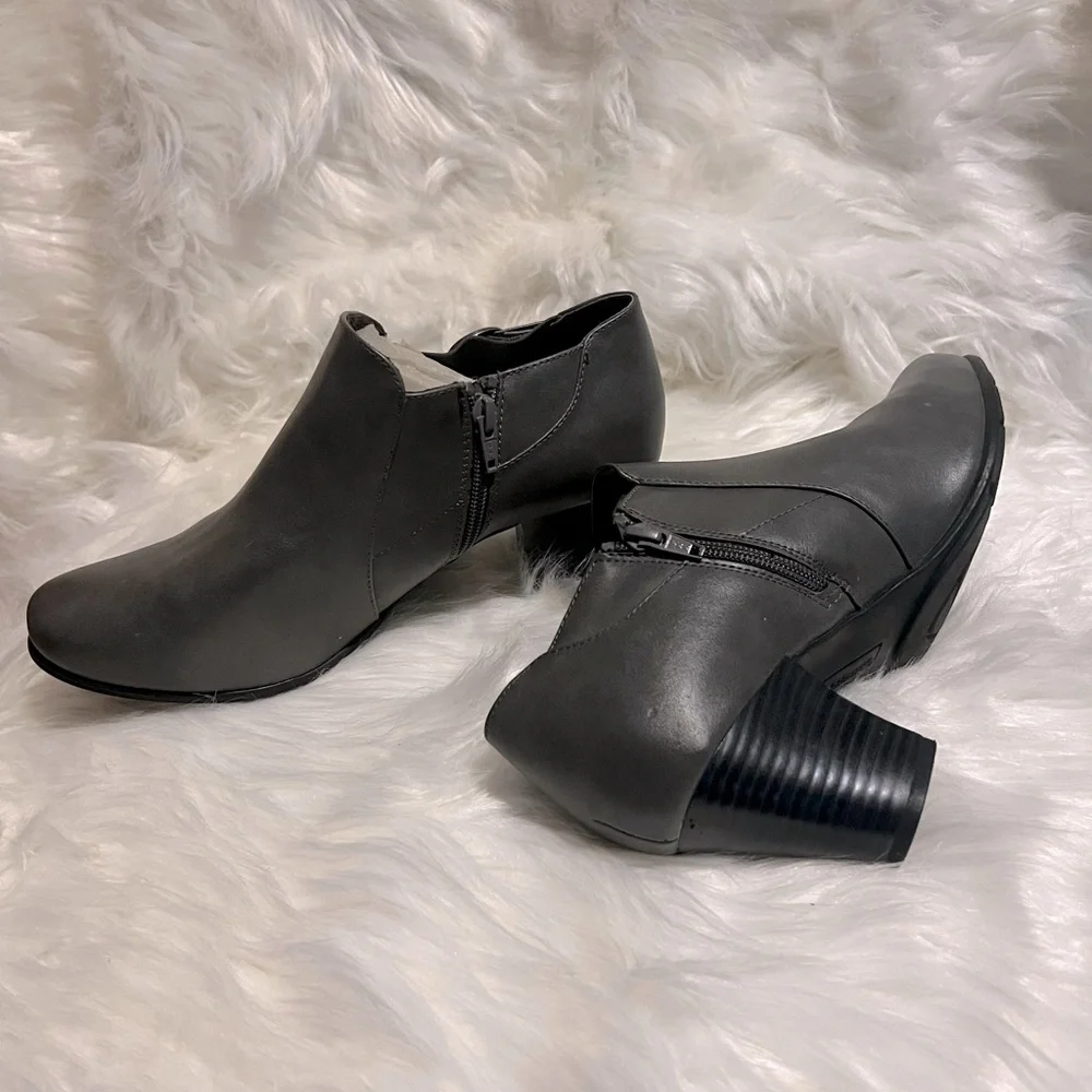#330 Women’s Croft & Barrow Ortholite Ankle Boots Gray 9.5 W Pre-loved​ - Picture 3 of 5